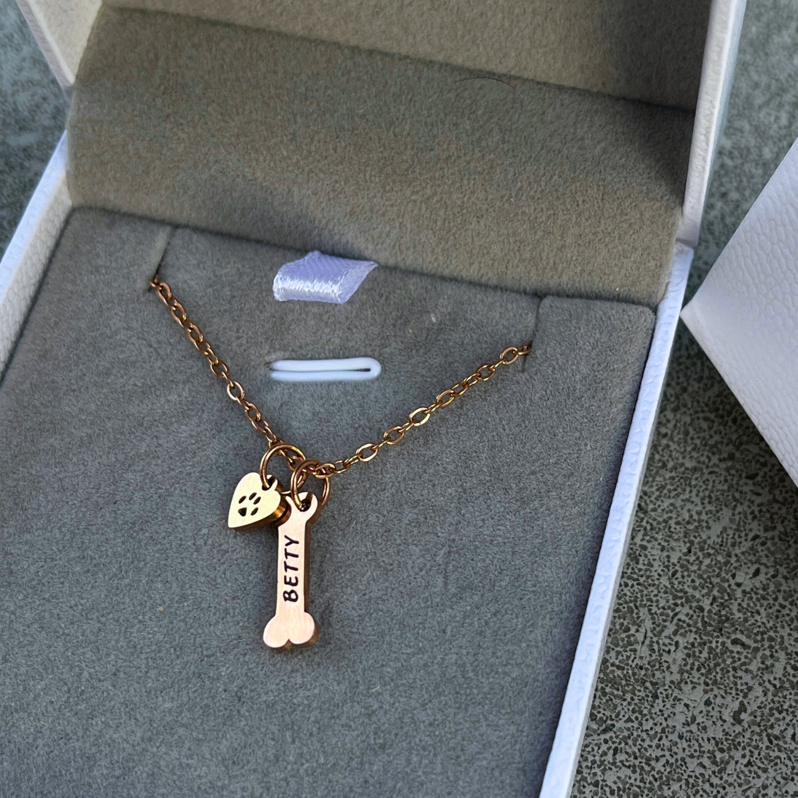 Náhrdelník s jménem mazlíčka – tvar kostičky